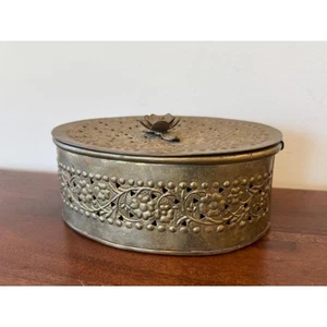 Caja de cricket de latón vintage en relieve enredaderas y flores grandes ovaladas - Imagen 1 de 6