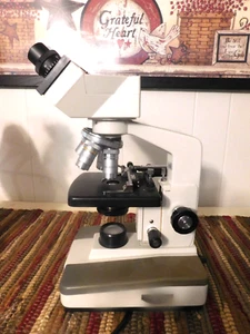 MICROSCOPIO COMPOSTO TRINOCULARE, 40X - 1600X. PORTA FOTOGRAFIA, ex condizionale - Foto 1 di 16
