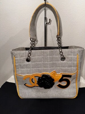 Barra de Chocolate CHANEL Camelia Coco Marca No. Bolso de Mano 5 Lona Gris Claro Borde Amarillo Foto 1 de 4