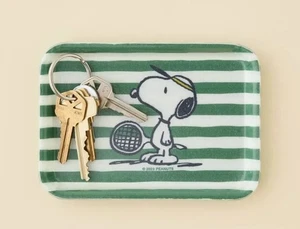 NUEVO Bandeja de baratijas de tenis Peanuts & Three Potato Four Snoopy Urban Outfitters regalo - Imagen 1 de 9