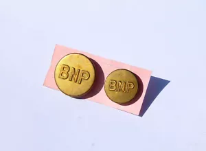 RARE 2 BOUTON ANCIEN - BNP BANQUE NATIONALE POPULAIRE - DORE -  D:17 et 22mm (3) - Imagen 1 de 2