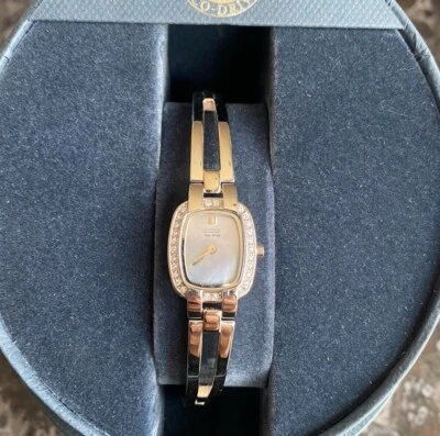 Reloj Citizen Eco-Drive diseño brazalete cristal swarovski esfera plateada mujer Foto 1 de 4