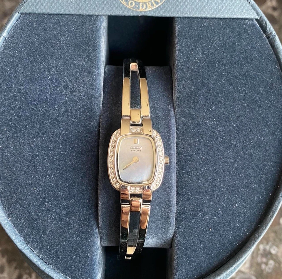 Reloj Citizen Eco-Drive diseño brazalete cristal swarovski esfera plateada mujer Foto 1 de 4