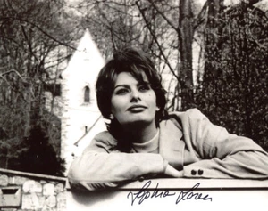 SOPHIA LOREN SIGNED AUTOGRAPHED 8x10 PHOTO ITALIAN SEX SYMBOL ICON BECKETT BAS - Picture 1 of 2