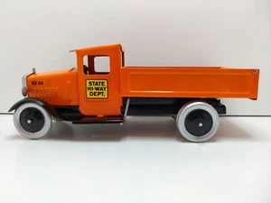 SpecCast Collectibles - Camion plateau basculant State Hi-Way Dept 1/20e en tôle - Foto 1 di 21