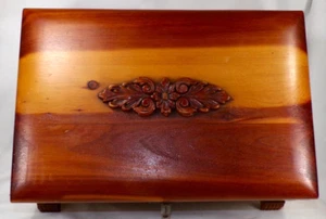 Scatola portabicchieri gioielli cedro con manici legno foglie di acanthus vintage - Foto 1 di 9