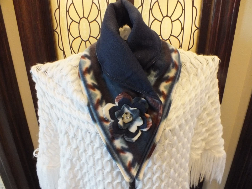 Bufanda de lana hecha a mano calentador de cuello apliques de flores hechos a mano cierre a presión Foto 1 de 2