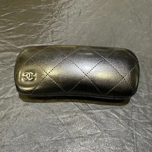 Chanel, Estuche Acolchado Negro Edredón Gafas de Sol Logo CC - Imagen 1 de 12