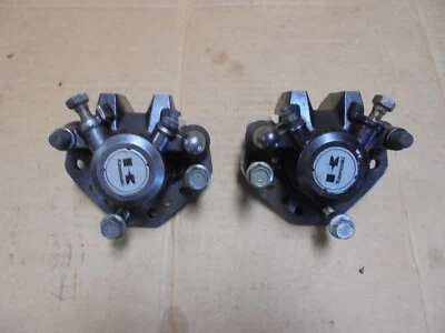 1985 Kawasaki ZN700 LTD700 OEM pinça de freio dianteiro/montagens/parafusos (conjunto de 2) L & R  - Imagem 1 de 4