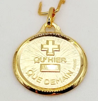 Pendentif médaille d'amour or 18k "+ qu'hier - que demain" AUGIS - L'Originale - Photo 1/4
