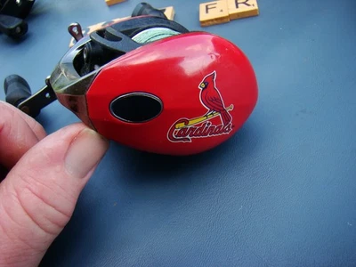 V8326 AR  ST. LOUIS CARDINALS MLB BAITCAST EVERCAST FISHING REEL Foto 1 de 4