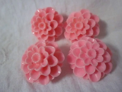 4 Bright pink resin flower shank buttons New - Image 1 of 3