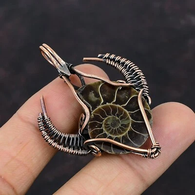 Colgante único con forma de cara de toro envuelto en alambre de piedras preciosas fósiles de pera de cobre amonita Foto 1 de 4