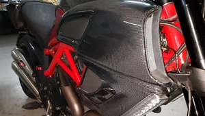 FIANCHETTI LATERALI SERBATOIO CARBONIO 100% LUCIDO DUCATI DIAVEL 1200 MY 2011 18 - Imagen 1 de 11
