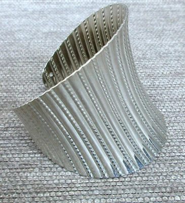 (A010)   Breiter  Modeschmuck Armreif   in Silber ca 6,5cm breit - Bild 1 von 2