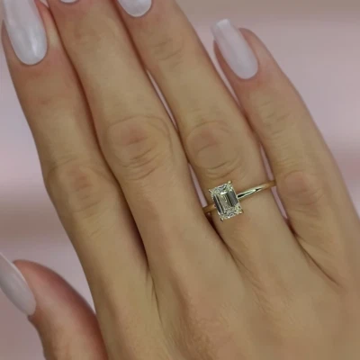 Anillo de compromiso amarillo de 18 k diamante corte esmeralda oro cultivado en laboratorio IGI 1,50 quilates Foto 1 de 4