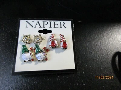 Juego de pendientes perforados Napier tono dorado gnomos y copos de nieve trío gnomos Foto 1 de 3