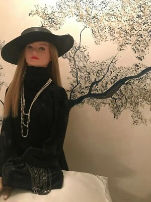 CHANEL 2003-2004 RUNWAY COLLECTION - SCHWARZE KLEINE TASCHE AUS LAMMLEDER MIT GRIFF - GEBRAUCHT, IN EINWANDFREIEM ZUSTAND - Bild 1 von 4