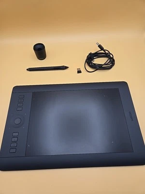Intuos PTH-651/K Pro Wacom 6x9 Medium Tablet for Mac and PC - Scratched - Image 1 of 4