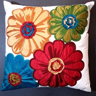 Pier 1 Imports (1 Almohada Floral 18"X18" Bordada Rojo Azul Verde Amarillo Nuevo sin Etiquetas Foto 1 de 4