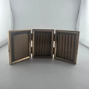 Trípode plegable vintage con marco de fotos de viaje de metal tono dorado - Imagen 1 de 7