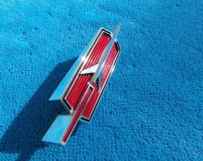Nuevo de Lote Antiguo GM 1973-74 OLDS CUTLASS ADORNO DE COHETE DELANTERO EMBLEMA PANEL DE CABECERA OLDSMOBILE Foto 1 de 4