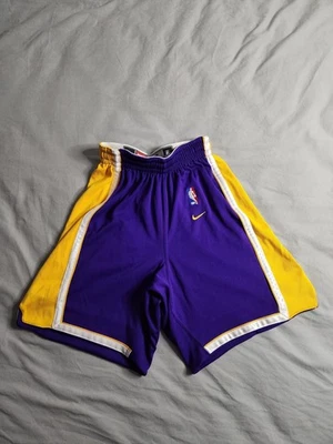 Pantalones Cortos del Equipo Nike Vintage Años 90 Los Angeles Lakers Para Hombres Talla Mediana Púrpura Amarillo NUEVO Foto 1 de 4