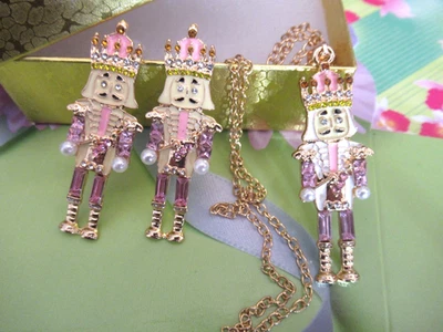 ROSA Cascanueces Navidad Pendientes y Colgante Collar Conjunto Caja de Regalo Nuevo con Etiquetas Foto 1 de 4