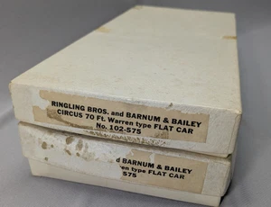 HO scale pair of RINGLING BROS. and BARNUM & BAILEY Circus 70' Flat Car Kit - Bild 1 von 13