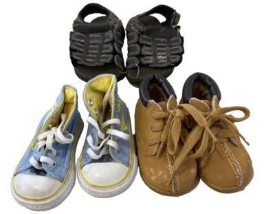 Lote de 3 Zapatos para Niños Pequeños Tenis Converse All Star Carters Talla 2 Sandalias para Bebé Foto 1 de 4