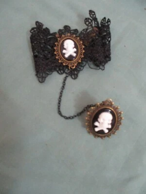 Muñequera de encaje Halloween con calavera y anillo de conexión. Foto 1 de 2