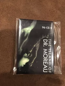 Botón promocional de película The Island of Dr Moreau 1996 - Pin Marlon Brando Val Kilmer - Imagen 1 de 1