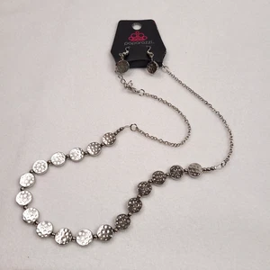 Conjunto de collar y pendientes de joyería de moda paparazzi tono plata monedas martilladas - Imagen 1 de 4