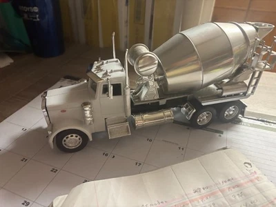 1/32 NEW RAY PLASTIC PETE 379 WHITE MIXER, NO PACKAGING # B 482 - Image 1 of 4