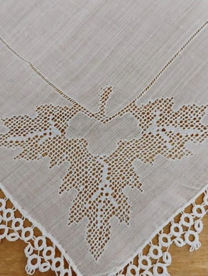 Pañuelo de tatuaje blanco con diseño de hojas perforadas de algodón blanco en muy buena condición Foto 1 de 4