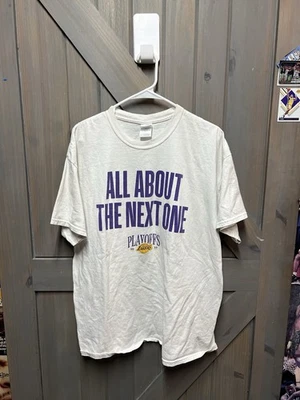 Lakers Playoffs 2023 ¡TODO SOBRE EL PRÓXIMO! Etiqueta Gildan Talla XL Algodón Premium Foto 1 de 4