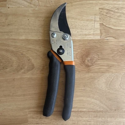 Podadoras de jardín Fiskars 8,5" tijeras cortas con bloqueo No. 104 Hecho en USA Foto 1 de 4