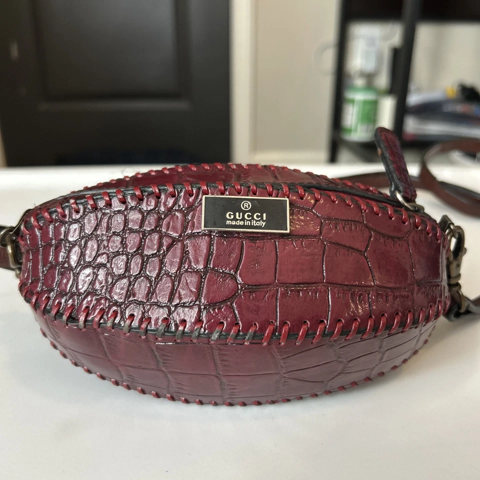 Bolso de Mano Gucci Piel de Cocodrilo Rojo Marrón Correa de Cuero Forma de Fútbol Foto 1 de 3