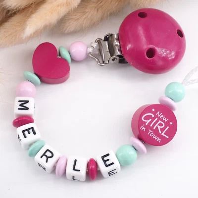 MOTZISBUNTEWELT Schnullerkette mit Namen Mädchen ★ NEW GIRL IN TOWN Babygeschenk Geburt pink