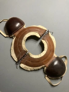 Antiker Fußball 30er Jahre Thom. E. Wilson Leder/Wolle Schulterpolster mit Wandhalterung - Bild 1 von 8