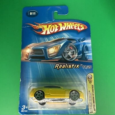 Hot Wheels 2005 первое издание ASTON MARTIN V8 VANTAGE - Realistix 11/20 G6722 - Изображение 1 из 4
