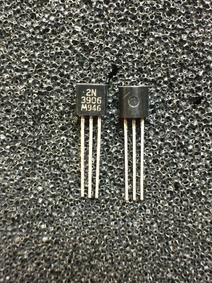 2N3906 MOTOROLA TRANS PNP 40V TO-92 100 PIECES - Image 1 of 1