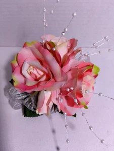 Lindo ramillete de muñeca rosa - Imagen 1 de 5
