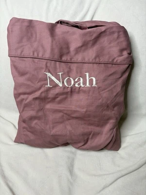 Cubierta de silla Pottery Barn Kids Anywhere solo sarga rosa bayas monograma “Noé” Foto 1 de 3