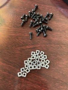 NUOVO ERETTORE Meccano Campionato Motorizzato Auto da Corsa Ricambi 25 Viti e Dadi - Foto 1 di 1