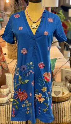 💕$198 JOHNNY WAS 尺寸大号 MAUREEN 花朵刺绣蓝色 T 恤连衣裙新品 — 第 1/3 张图片
