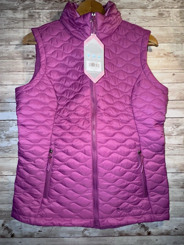 Country Women's S Chalet Lightweight Quilted Vest in Berry Tarnish