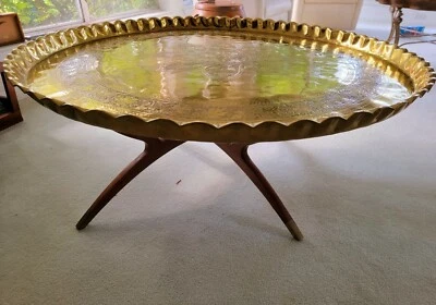 Bandeja de café de té marroquí de mediados de siglo de los años 50 mesa araña patas plegables tapa de latón Foto 1 de 4