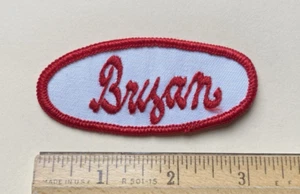 Distintivo toppa ricamato vintage BRYAN rosso bianco corsivo scritta nome - Foto 1 di 3