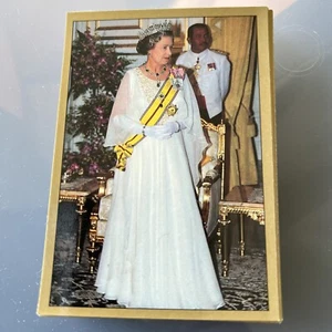 QUEEN ELIZABETH RARE Panini Sticker Type 3 - Picture 1 of 2